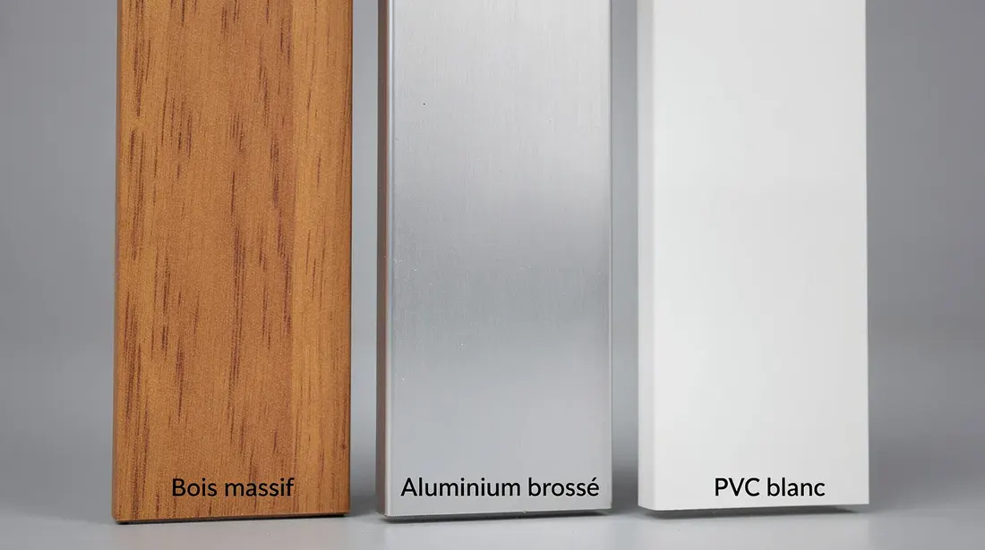 Gros plan sur trois échantillons de matériaux de portes : un panneau en bois massif, un en aluminium brossé et un en PVC blanc, présentés côte à côte pour illustrer la variété des options disponibles pour les entrées de maison. Chaque matériau met en avant son esthétique, sa résistance et ses caractéristiques adaptées aux besoins de sécurité et de confort.
